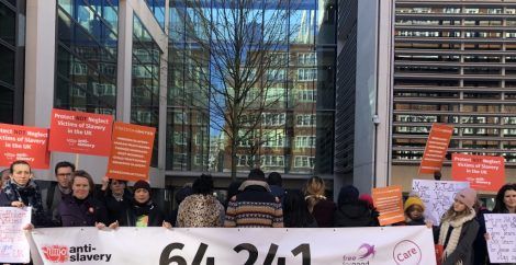 La petizione sulla legge sulla cura delle vittime nel Regno Unito viene consegnata al Ministero degli Interni