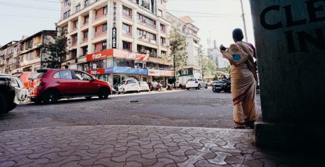 Mujer en ciudad india