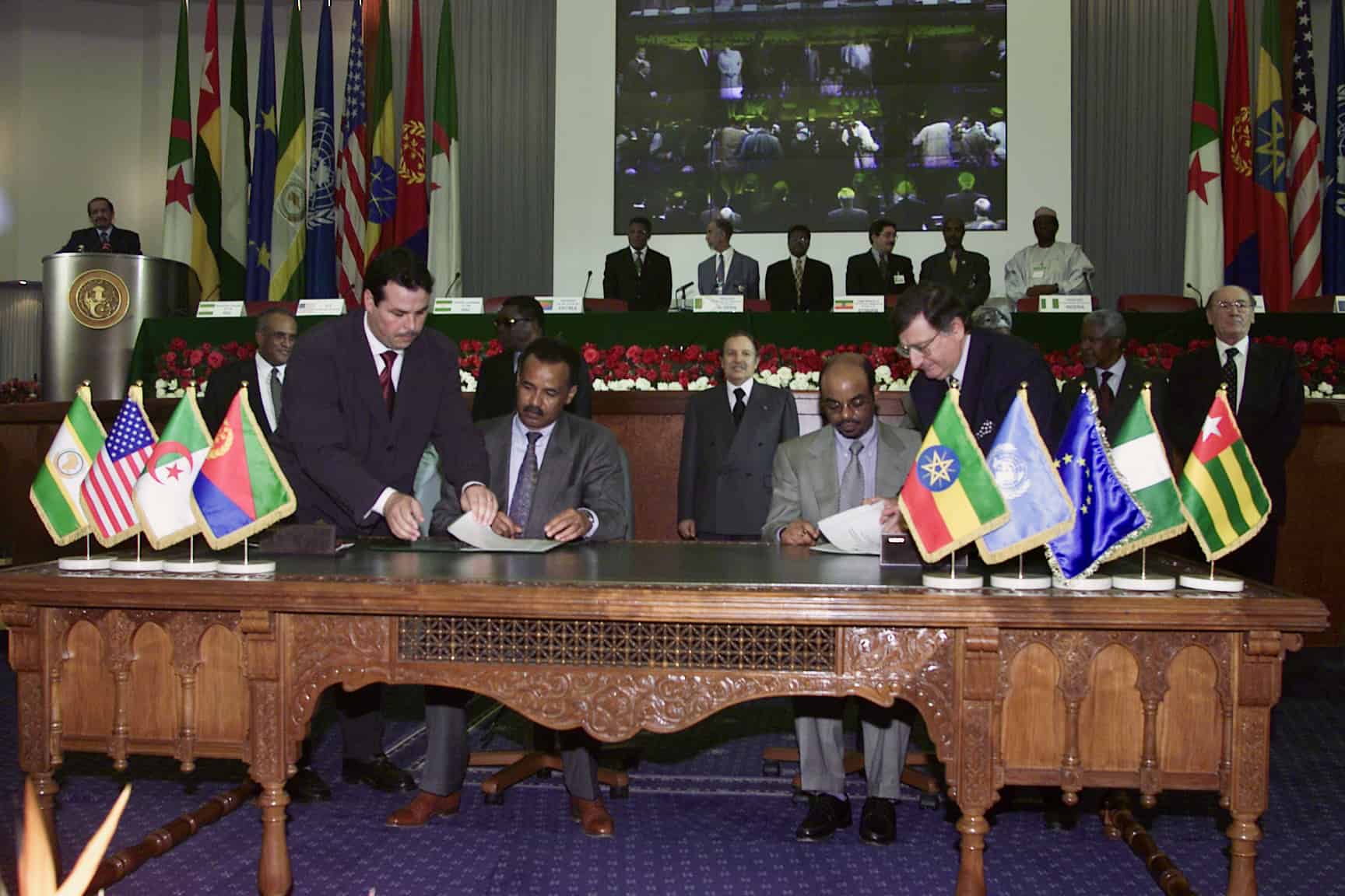 Eritrea and Ethiopia sign Algiers peace 12 Dec 2000