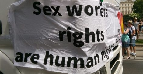 Banner que dice "los derechos de las trabajadoras sexuales son derechos humanos"