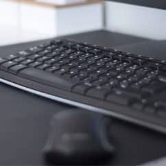 Teclado y mouse de computadora de escritorio