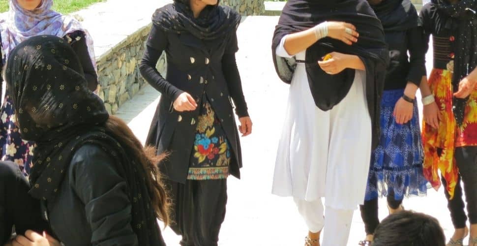 Sobreviviente del matrimonio infantil forzado teme represalias de los talibanes