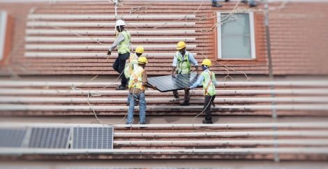 Trabajadores de paneles solares