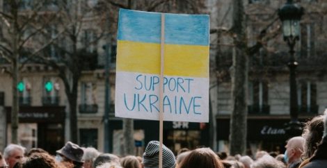 Il cartello "Supporto Ucraina" in mezzo alla folla