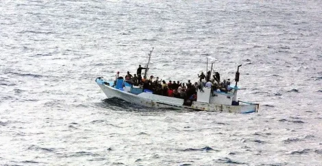 Menschen an Bord eines kleinen Bootes