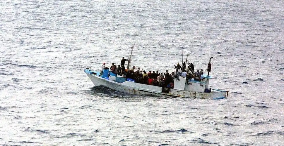 Personas a bordo de un bote pequeño