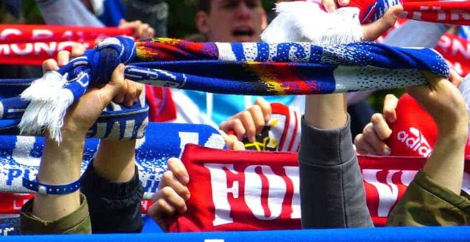 fanáticos del fútbol con bufandas