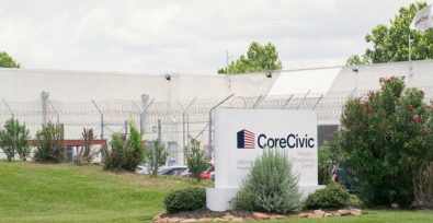 Dopo 5 anni, il caso del lavoro forzato dei detenuti immigrati si risolve con CoreCivic