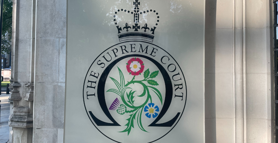 El signo de la Corte Suprema del Reino Unido en un edificio
