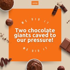 "Due giganti del cioccolato hanno ceduto alle nostre pressioni" scritto su un quadrato arancione con dolcetti al cioccolato attorno su uno sfondo marrone chiaro.