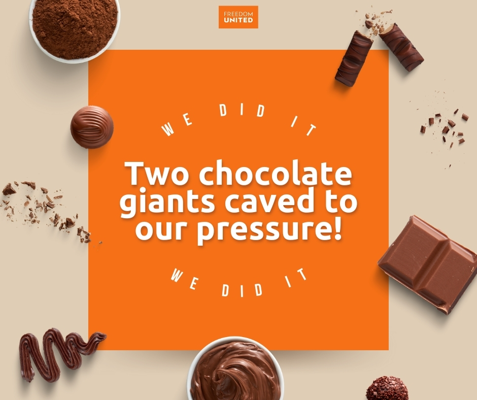 "Dos gigantes del chocolate cedieron ante nuestra presión" escrito en un cuadrado naranja con delicias de chocolate alrededor sobre un fondo marrón claro.