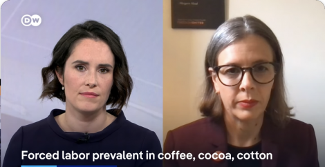 Zwei Frauen nebeneinander per Online-Kamera, darunter ein Schriftzug „Zwangsarbeit weit verbreitet in Kaffee, Kakao, Baumwolle“