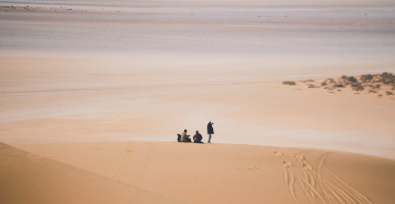 Vier Menschen mitten in der Wüste
