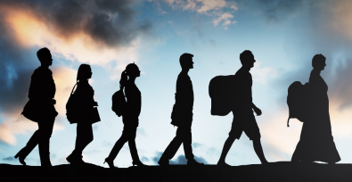 Le ombre di 6 persone che camminano in fila rappresentano i moderni sopravvissuti alla schiavitù