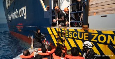 Ein Schiff der Sea-Watch rettet Migranten von einem Boot in internationalen Gewässern.